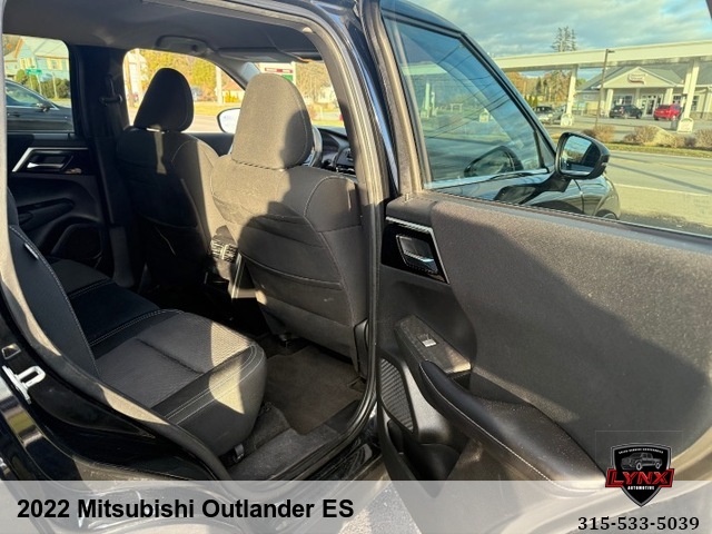 2022 Mitsubishi Outlander ES